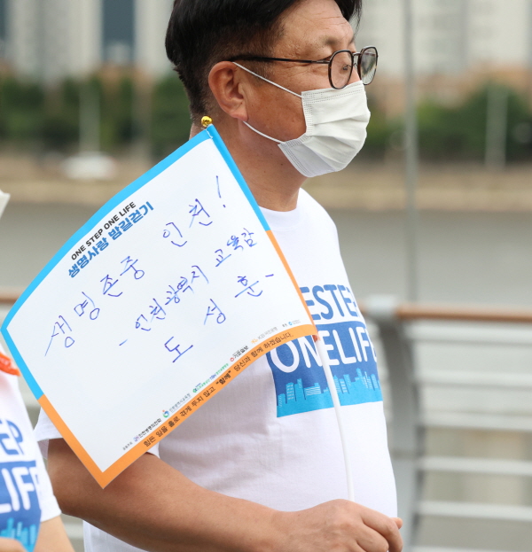 ‘생명사랑 밤길걷기 캠페인’에 참여한 도성훈 인천시교육감. (사진=인천시교육청)
