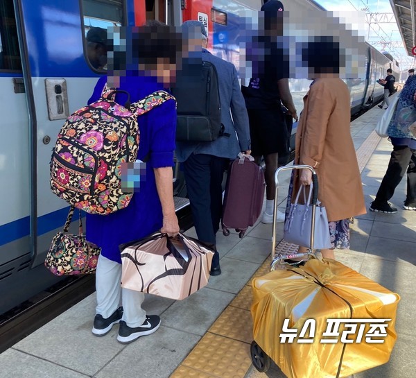 [대전=뉴스프리존] 추석 명절 연휴 둘째 날인 19일 오전 대전역 플랫폼에서 귀성객들이 고향을 가기 위해 KTX 기차를 타고 있다./ⓒ이기종 기자