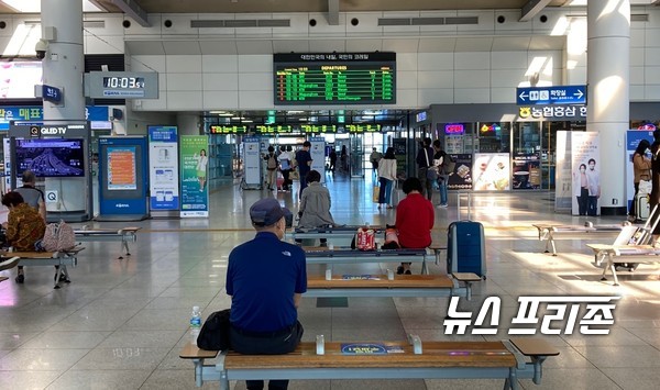 [대전=뉴스프리존] 추석 명절 연휴 둘째 날인 19일 오전 대전역 플랫폼에서 귀성객들이 고향을 가기 위해 대합실에서 기차를 기다리고 있다./ⓒ이기종 기자