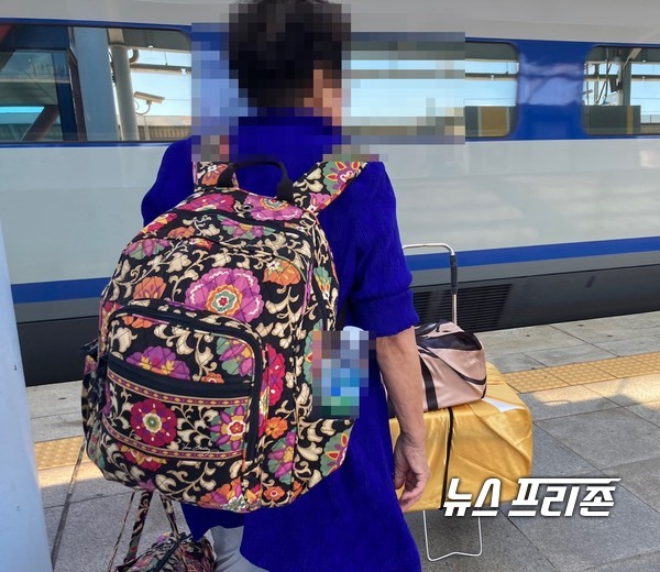 [대전=뉴스프리존] 추석 명절 연휴 둘째 날인 19일 오전 대전역 플랫폼에서 부산행 기차를 기다리고 있는 어머니 모습./ⓒ이기종 기자