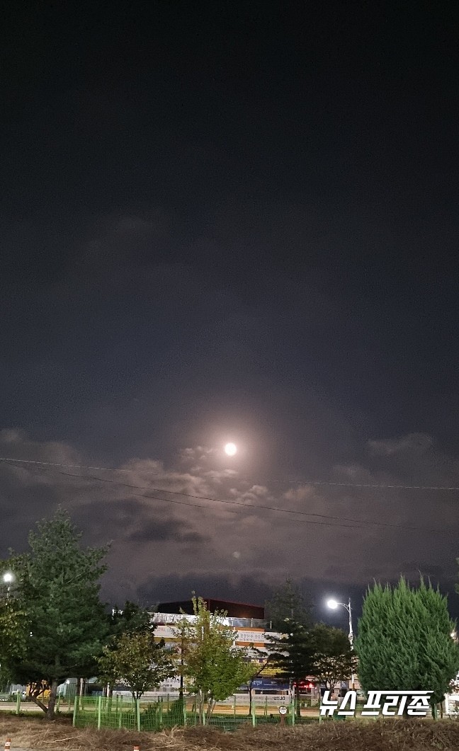 [보령=뉴스프리존]이진영 기자= 21일 최대 명절인 추석, 충남 보령시 하늘위에 둥근 보름달이 온누리를 비추고 있다.이진영 기자