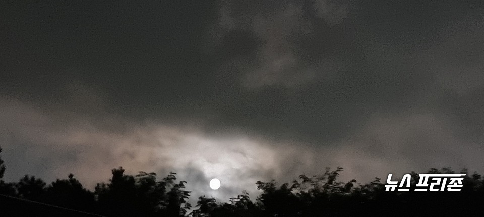 [보령=뉴스프리존]이진영 기자= 21일 최대 명절인 추석, 충남 보령시 성주산에 걸친 둥근 보름달이 온누리를 비추고 있다.이진영 기자