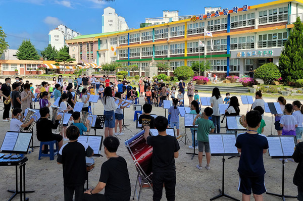 산청 신안초등학교 관악부 등굣길 음악회 모습     신안초등