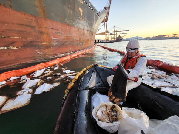 광양항 하포부두 해상에 유출된 기름을 유흡착포를 이용해 수거작업 중인 여수해경(사진출처=여수해경)