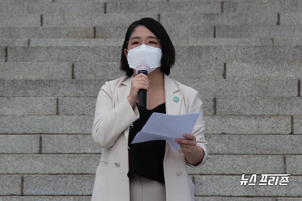 용혜인 기본소득당 의원이 23일 국회 본관 계단 앞에서 '위법부당 업무지시거부 징계 금지법' 추진 기자회견을 하고 있다. ⓒ김정현 기자