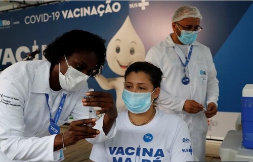 사진: 브라질에서 코로나19 전파 속도가 다시 빨라지는 것으로 나타났다. 22일(현지시간) 브라질 언론에 따르면 영국 임페리얼칼리지는 보고서를 통해 브라질의 코로나19(신종 코로나바이러스 감염증) 재생산지수가 지난주 0.81에서 이번 주에는 1.03으로 높아졌다고 밝혔다.