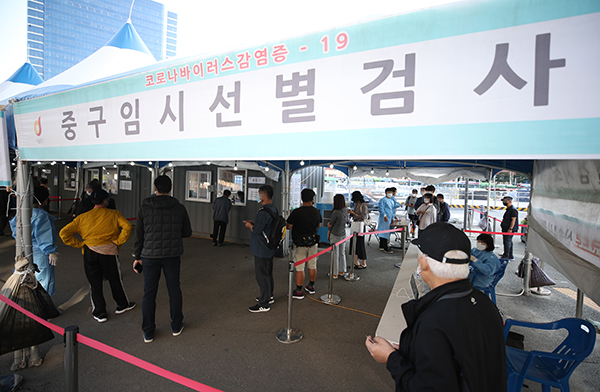 24일 오전 서울역 광장에 마련된 중구임시선별검사소에서 시민들이 검사를 받기 위해 기다리고 있다.