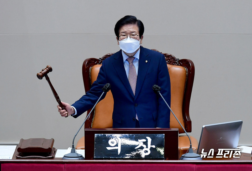 박병석 국회의장이 28일 서울 여의도 국회 본회의에서 개의선언을 하고 있다. ⓒ연합뉴스