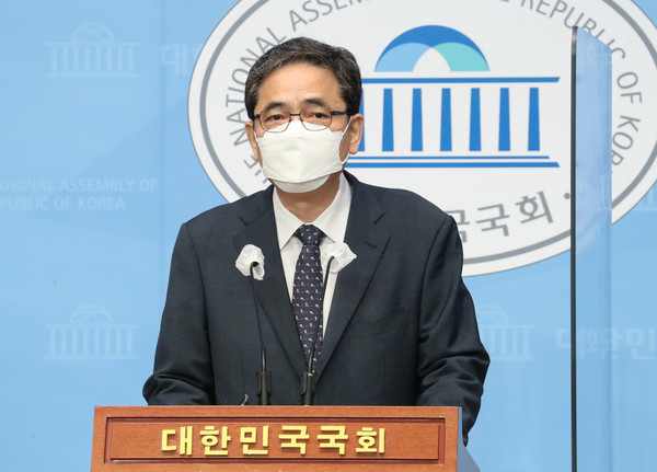 무소속 곽상도 의원이 아들의 '화천대유 퇴직금 50억원' 논란과 관련 2일 오전 서울 여의도 국회 소통관에서 국회의원직을 사퇴한다고 밝히고 있다. 