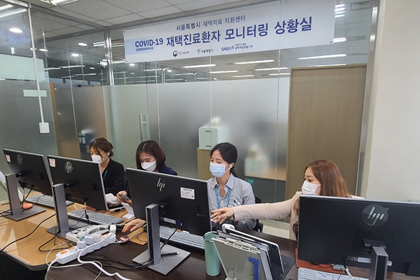 서울대학교병원에 마련된 서울시·서울대학교병원 재택치료지원센터에서 상황실 직원들이 재택치료환자 모니터링 업무를 하고 있다.