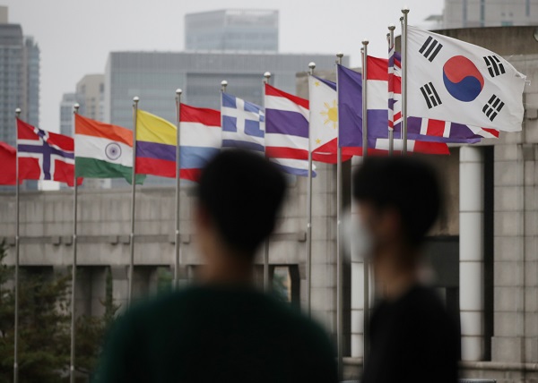 서울 용산구 전쟁기념관에서 태극기를 비롯한 국기들이 바람에 날리고 있다. 유엔무역개발회의(UNCTAD)가 한국의 지위를 개발도상국에서 선진국 그룹으로 변경했다.