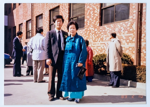 이재명 후보가 1989년 사법연수원 졸업식에서 모친과 기념촬영하던 모습