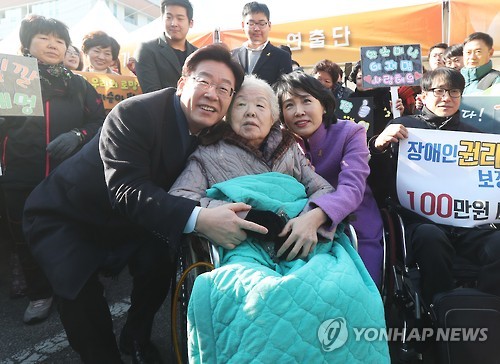 2017년 1월 23일 당시 이재명 성남시장(왼쪽)이 오전 경기도 성남시 중원구 오리엔트 시계공장에서 대선 출마선언에 앞서 어머니를 안아주는 모습