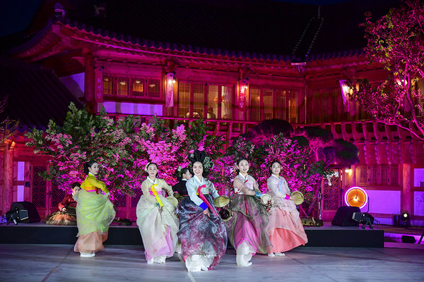 ‘한복문화 봄주간’에 광한루에서 열린 문화공연 모습