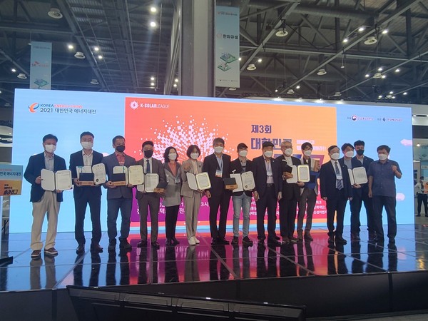 신안군이 지난 13일 대한민국 에너지대전에서 열린 제3회 대한민국-솔라리그 대회 기초지자체 부문에서 산업통상자원부장관상을 수상했다.