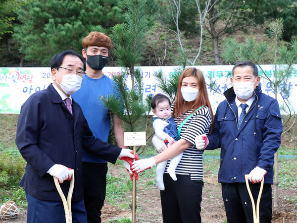신생아 탄생 기념 나무 식재 행사에 참여한 김준성 영광군수와 최은영 의장, 신생아 가족대표의 모습