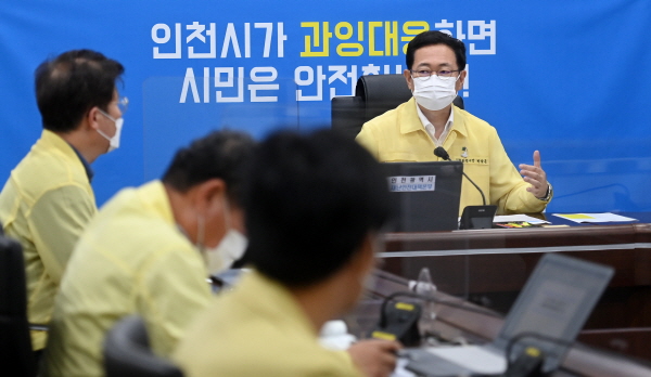 박남춘 인천시장이 위드 코로나를 향한 철저한 준비를 강조했다. 자료사진. 사진은 코로나19 관련 대책회의 모습. (사진제공=인천시)