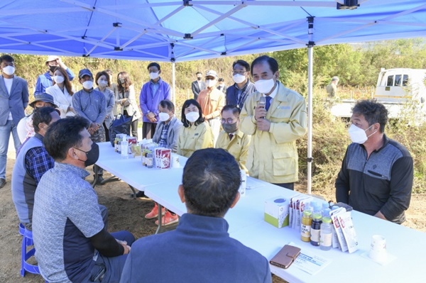 포천시(시장 박윤국)는 지난 14일 이동면 연곡리의 벼베기 수확현장을 찾아 격려에 나섰다고 15일 밝혔다. 사진제공=포천시청