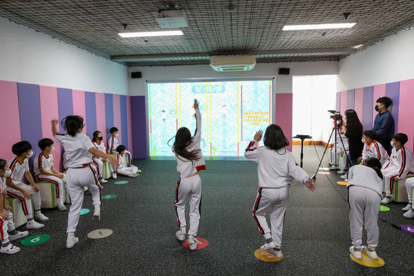 계성초 어린이들이 가상현실 스포츠실에서 체육활동을 즐기고 있다./ 중구청