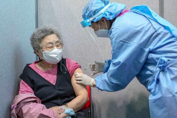 충남 당진시는 60세 이상 2차 접종 완료자를 대상으로 추가접종(부스터샷) 예약을 실시한다.(사진=당진시청)