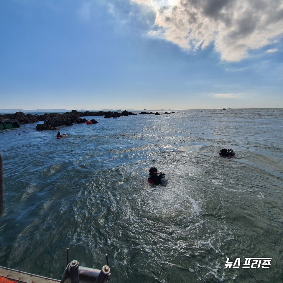 보령해경 구조대가 예인선 인근에서 수색작업을 펼치고 있다.(사진=보령해양경찰서)