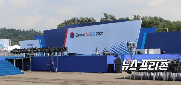 19일부터 23일까지 5일간 서울공항에서 진행되는 서울 ADEX 2021 행사가 개막했다. 그러나 19일 VIP(대통령) 방문과 연계하기 위해 19일 개막식을 연기했다.(사진=이기종 기자)