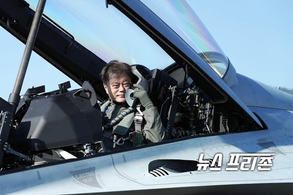 문재인  대통령이  역대 대통령 최초로 순수 우리 기술로 개발한 FA-50 전투기를 탑승해 대한민국 상공 비행을 준비하고 있다.(사진=청와대)
