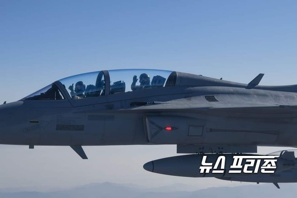 문재인 대통령이 FA-50 전투기를 타고 대한민국 상공을 비행하고 있다.(사진=청와대)
