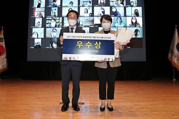 (왼쪽부터) 박성호 행정안전부 지방자치분권실장과 김현영 부산국제교류재단 세계시민협력팀장