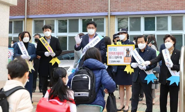 도성훈 인천시교육감(사진 정면 왼쪽에서 세 번째)이 21일, 부평동초등학교에서 ‘어린이 교통안전 캠페인’을 전개하는 모습. (사진출처=도성훈 페이스북)