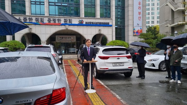 21일 오전 부산시선관위 앞에서 박한일 전 한국해양대 총장이 '부산 중도·보수 교육감후보 단일화' 불참을 선언하는 기자회견을 하고 있다