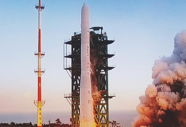 순수 국내기술로 국산화에 성공한 한국형 첫 우주발사체 누리호가 마침내 굉음을 뿌리며 우주를 향해 힘차게 날아오르고 있다