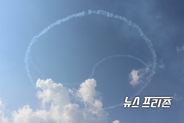 서울 국제 항공우주 및 방위산업 전시회(서울 ADEX 2021)가 지난 19일부터 23일까지 성남 서울공항에서 열리고 있는 가운데 공군 특수비행팀 블랙 이글스(Black Eagles)는 관람객을 위해 행사장 상공에서 기동을 하고 있다.(사진=이기종 기자)