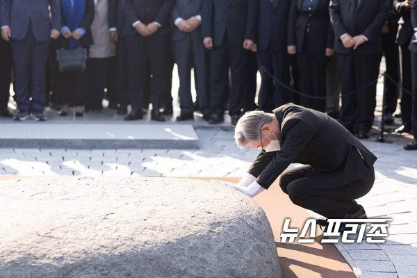 이재명 민주당 대선 후보가  고 노무현 대통령 묘비를 참배하고 있다.(사진=이재명 후보 선거캠프)