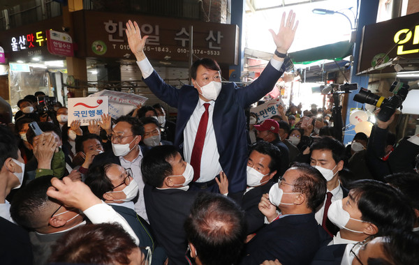 국민의힘 윤석열 대선 경선 후보가 23일 오전 울산시 남구 신정시장을 방문해 지지자들에게 화답하고 있다.