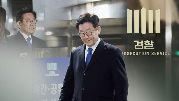2018년 11월 이재명 검찰 출석…'친형 강제 입원' 등 조사