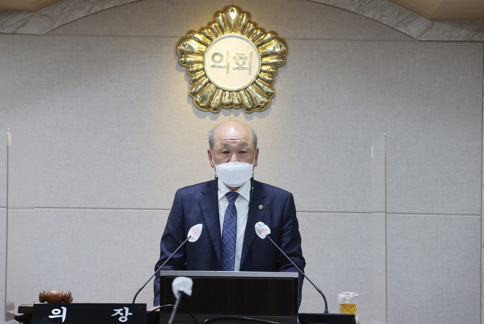 의장 불신임 등으로 논란이 있던 윤용관 홍성군의회 의장이 자진 사임을 공식 발표했다.(사진=홍성군의회)