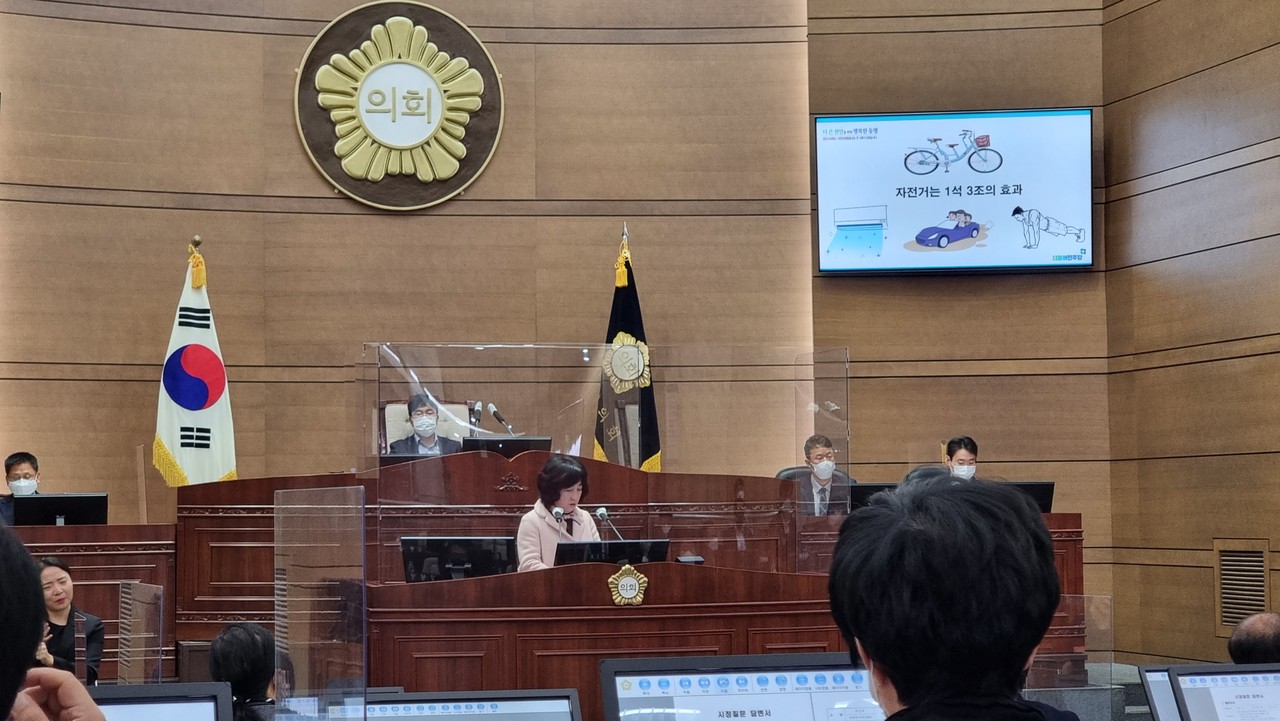 [천안=뉴스프리존]충남 천안시의회 안미희 의원은 26일 오전 시정질문 두 번째 주자로 나서 5분 발언서 다룬 '자전거 이용 활성화' 방안마련을 거듭 촉구했다(사진=김형태 기자).