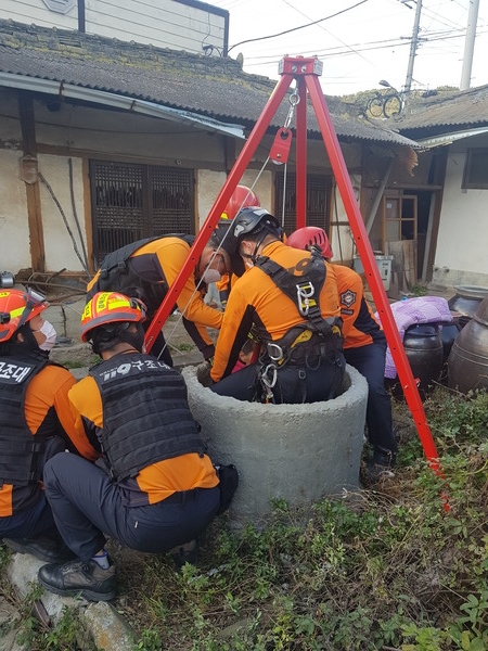 경북도 의성소방서는 22일 오후 사곡면 양지리의 폐가 안 우물에 빠진 50대 여성을 구조했다고 밝혔다./ⓒ의성소방서