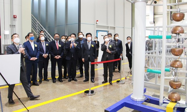 26일 나주 혁신산단에서 개최된 한국전기설비시험연구원 개원식에 내빈 참석자들이 연구원 내부 시설을 둘러보고 있다