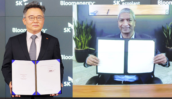 SK에코플랜트 박경일 대표이사(왼쪽)와 케이알 스리다르 블룸에너지 창업자 겸 최고경영자(CEO)가 온라인 화상시스템을 통해 계약서를 들고 기념촬영을 하고 있다./ⓒSK에코플랜트