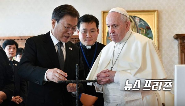 문재인 대통령이 프란치스코 교황에게 남북으로 분단된 38선 철조망으로 만든 십자가에 의미에 대해 설명하고 있다.(사진=최문봉 기자)