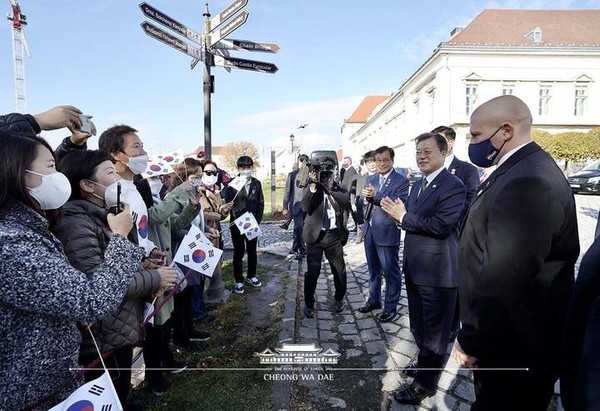 이역만리 헝가리에 거주 중인 우리 교민들을 위로하는 문 대통령에게 교민들이 태극기를 흔들며 환영하고 있다. 청와대