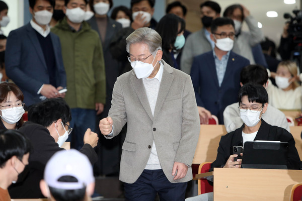 더불어민주당 이재명 대선 후보가 5일 오후 대구 경북대학교에서 '청년이 묻고 이재명이 답하다. 경북대학생들과의 대화'에 참석해 참석한 대학생들과 인사하고 있다.