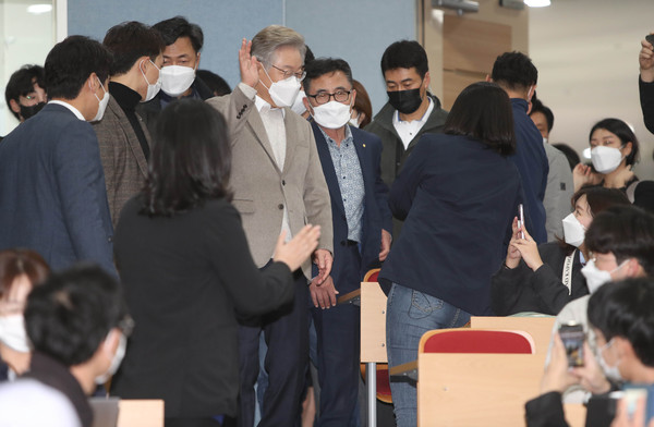 더불어민주당 이재명 대선 후보가 5일 오후 대구 경북대학교에서 '청년이 묻고 이재명이 답하다. 경북대학생들과의 대화'에 참석해 참석한 대학생들과 인사하고 있다.
