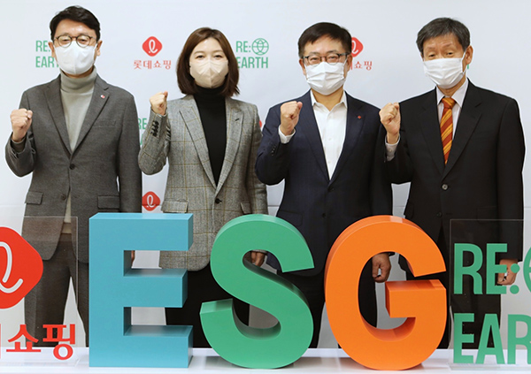 (왼쪽부터)롯데백화점 황범석 대표이사, ESG 위원회 전미영 이사, 롯데쇼핑 강희태 대표이사 부회장, ESG 이재원 위원회 이사가 ESG 경영 선포식에서 단체 기념 촬영을 하고 있다.(사진=롯데쇼핑)