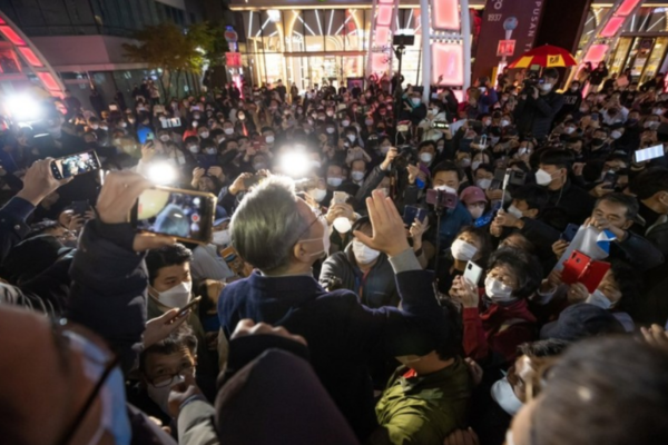 이재명 민주당 대선 후보가 부산국제영화제 광장에서 많은 지지자들  앞에서 큰소리로 인사를 하고 있다.(사진=민주당)