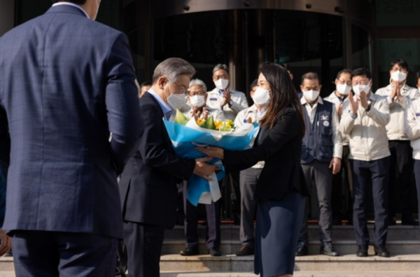 이재명 더불어민주당 대선후보가 14일 한국항공우주산업(KAI)을 방문해 관계자들을 격려했다. 이재명 후보가 한국항공우주산업  직원으로부터 꽃달발을 받고 있다.(사진=이재명 열린캠프)
