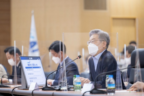 이재명 민주당 대선 후보가  한국항공우주산업 관계자로부터 미래항공우주산업에 대해 업무보고를 받고 있다.(사진=이재명 열린캠프)