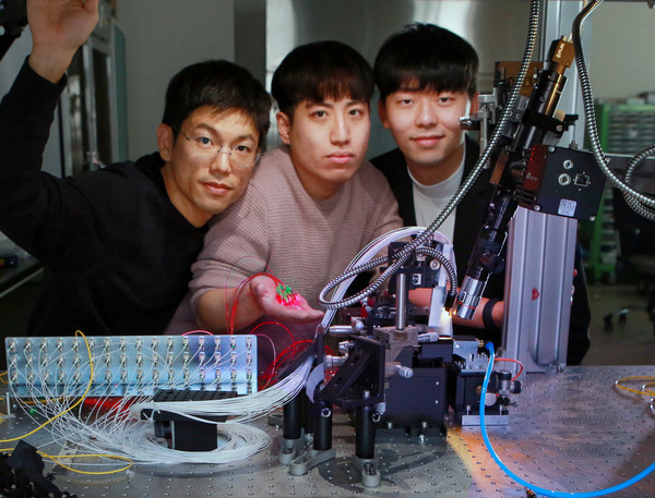 DGIST 로봇공학전공 한상윤 교수, 김동욱 박사과정생, 홍명석 기초학부생이 개발된 광스위치와 기념촬영을 하고 있다.